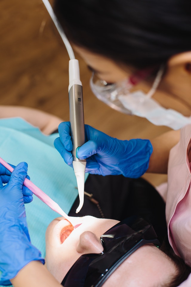 Tips Memilih Dokter Gigi yang Nyaman dan Terpercaya